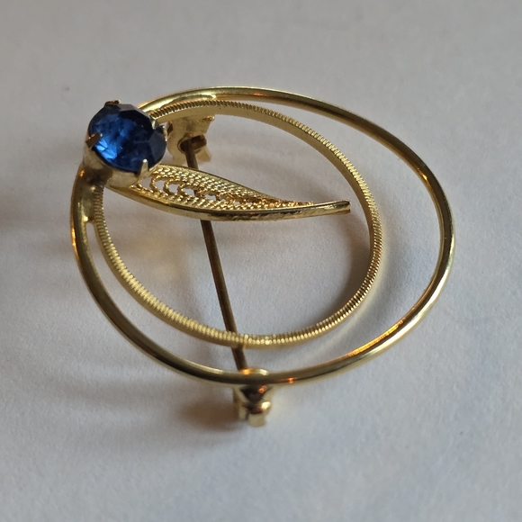 Vintage brooch concentric circles filigree leaf gold tone pin Blue gem - Picture 5 of 8